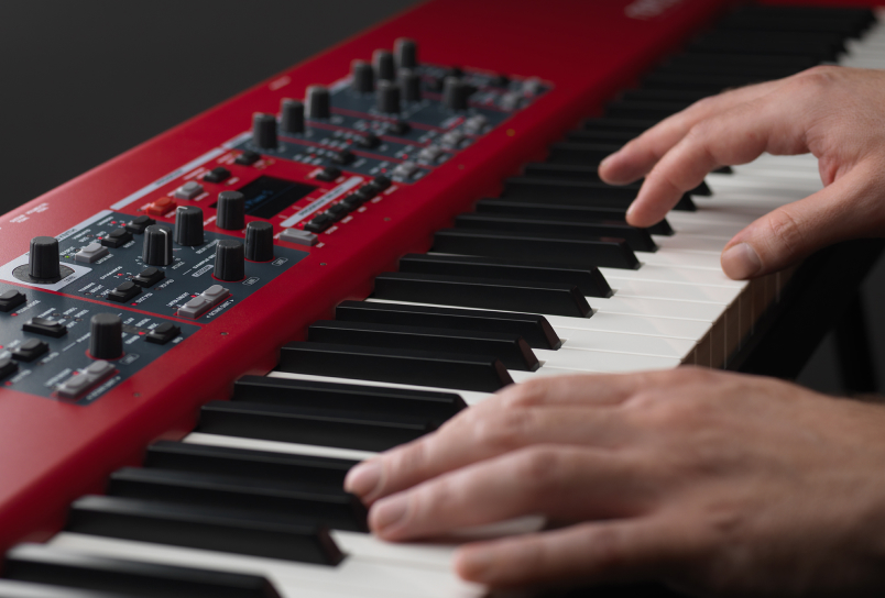Händer spelar på ett Nord Piano 5